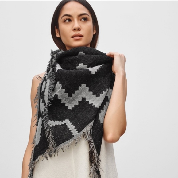 Aritzia Wilfred diamond mosiac triangle scarf - Picture 2 of 2